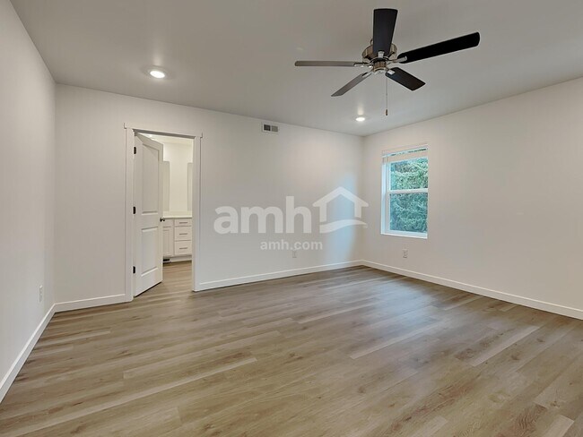 Building Photo - 5245 Turnstone St SE