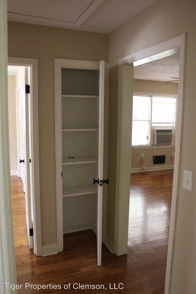 Building Photo - 2 br, 1 bath Room For Rent - 210 Cochran Rd
