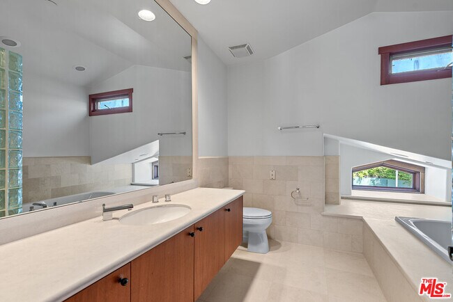 Building Photo - 1160 Shadow Hill Way