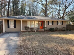 Building Photo - 3 bed 2 bath in Dekalb!
