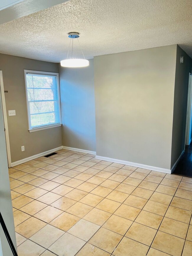 Building Photo - 3 bed, 2 bath ranch home