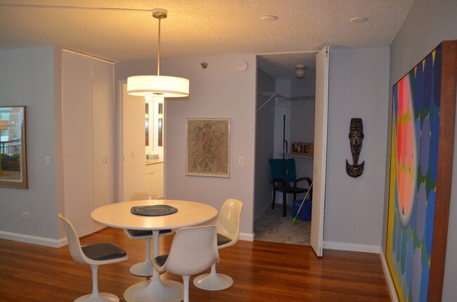 Building Photo - 440 N McClurg Ct