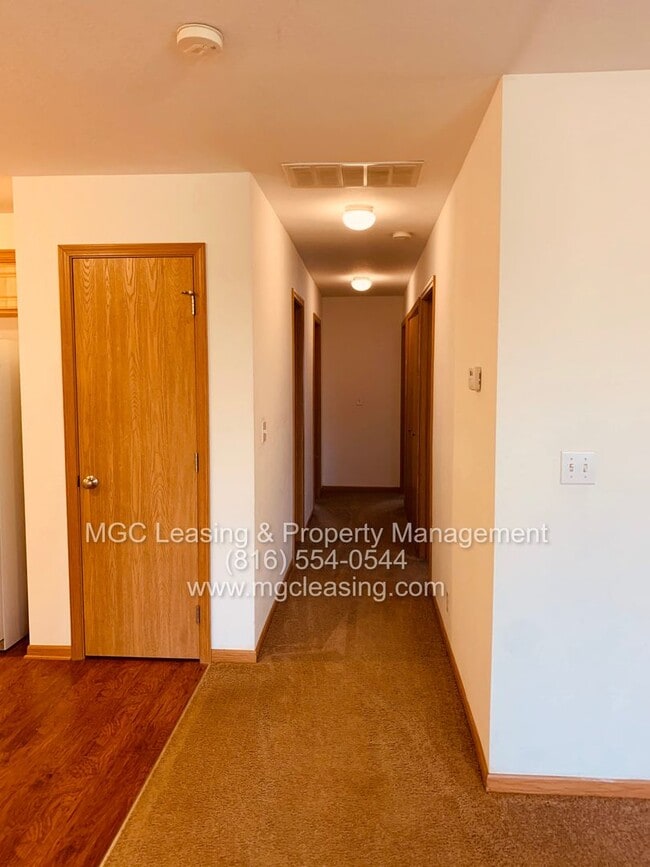 Building Photo - 105-107 Golfview Dr