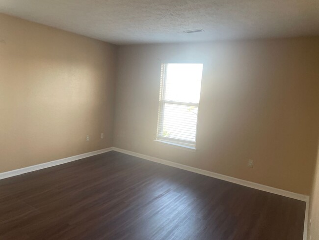 Building Photo - 2 bed 2 bath condo with garage FRESH PAINT!