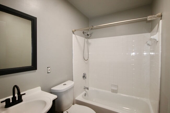 Building Photo - GORGEOUS SPACIOUS CORNER LOT HOME FOR RENT