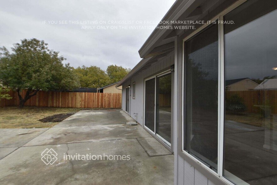 Building Photo - 1346 Lois Ln