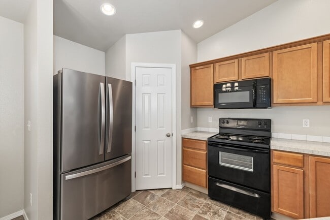 Building Photo - 4 Bedrooms Plus Bonus Room _ Dog Friendly!!
