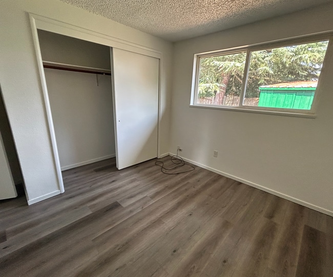 Building Photo - 2BD/1BA Duplex with large fenced yard Available June 5th!