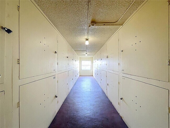 Building Photo - 4650 Cove Cir