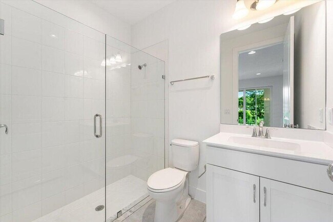 Building Photo - 12546 Gross Pointe Dr