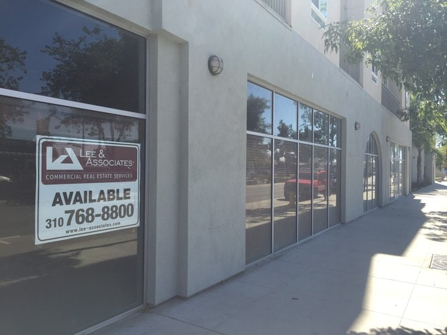 Building Photo - Hollydale Plaza Apartments