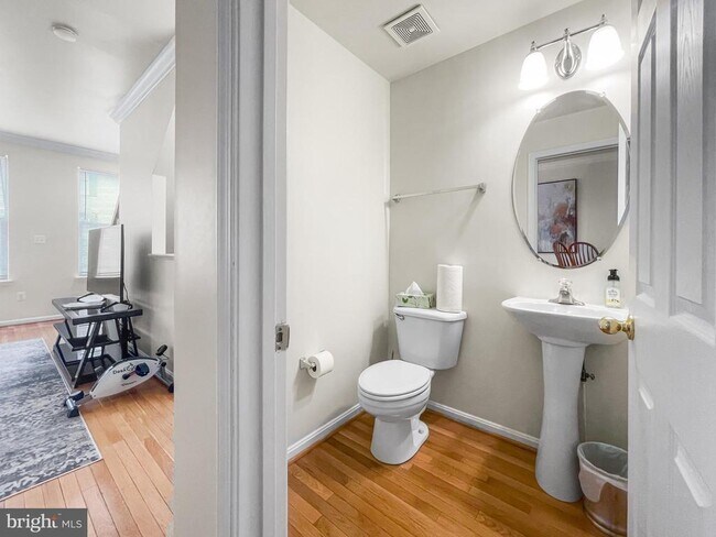 Building Photo - 12 S Exeter St