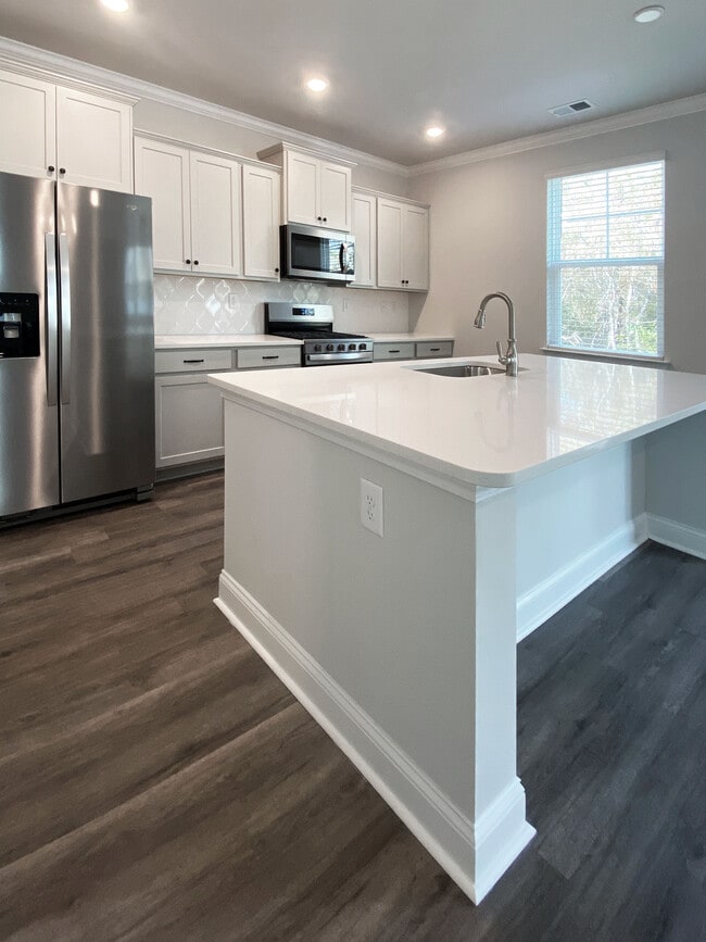 Building Photo - 6015 Forest Dell Ct