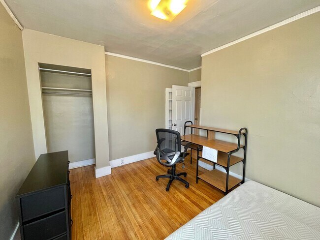 Building Photo - 1729 11th Ave