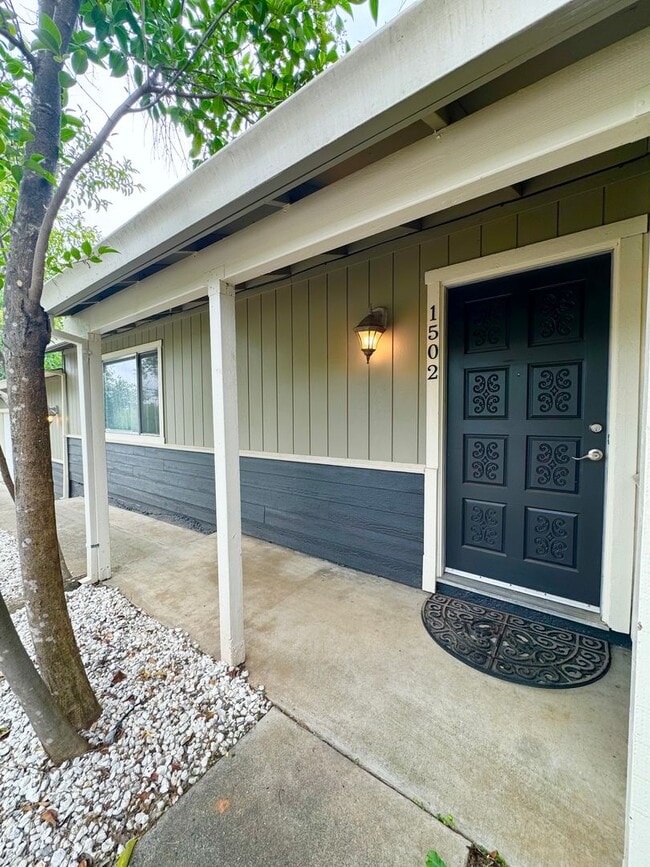 Building Photo - Private Renovated Home in Westside Redding