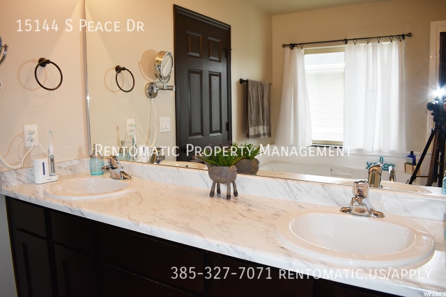 Building Photo - 15144 Peace Dr