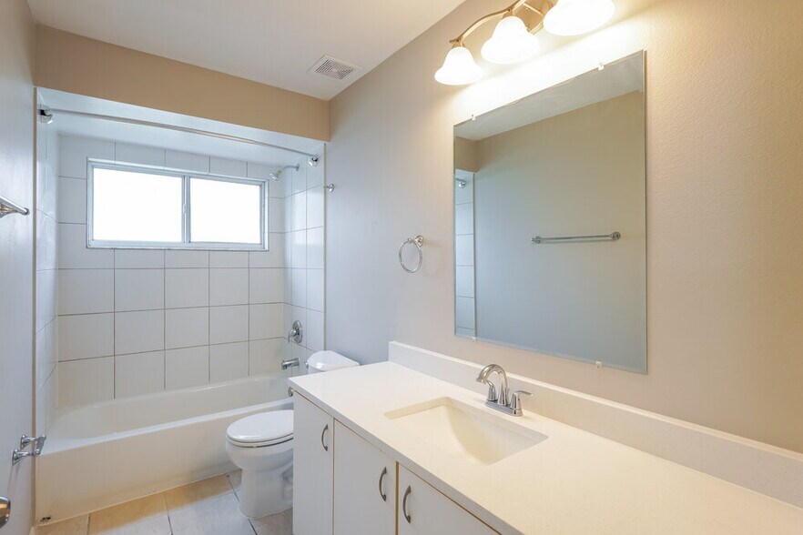 Building Photo - 13318 Greenpointe Dr