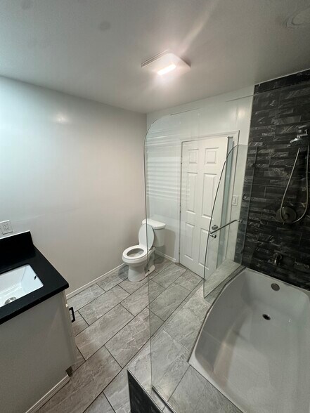 Building Photo - 556 W 92nd St
