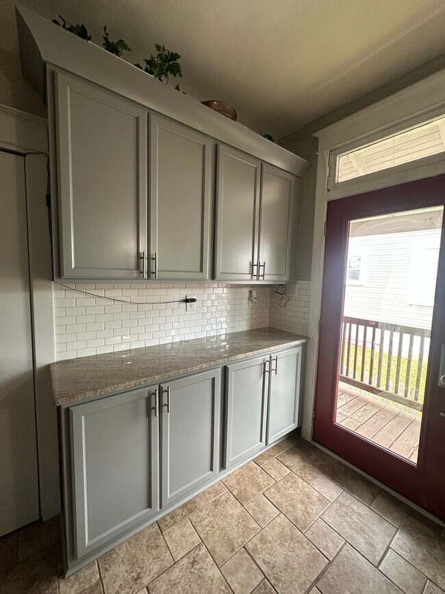 Building Photo - Gorgeous Renovated Highlands Bungalow – Available for Rent!