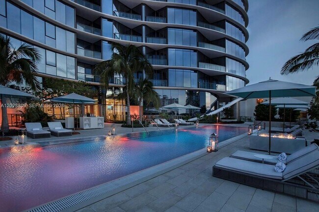 Building Photo - 15701 Collins Ave