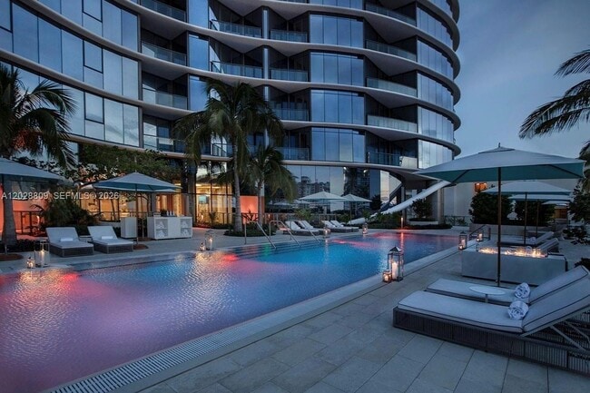 Building Photo - 15701 Collins Ave