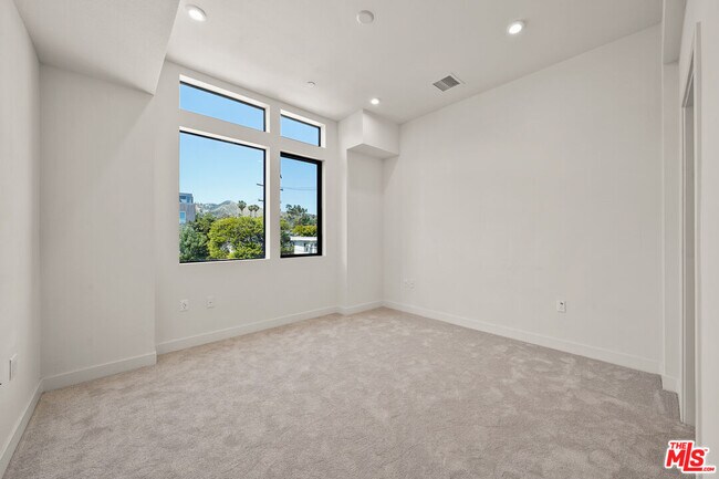 Building Photo - 1202 N Orange Grove Ave