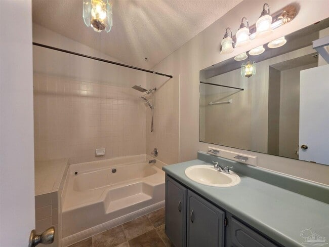 Building Photo - 824 Lavon Dr