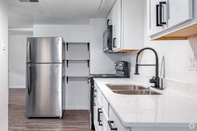 2BR, 2BA - 946SF (Plan E) - Kitchen - Sawyers Mill Apartments