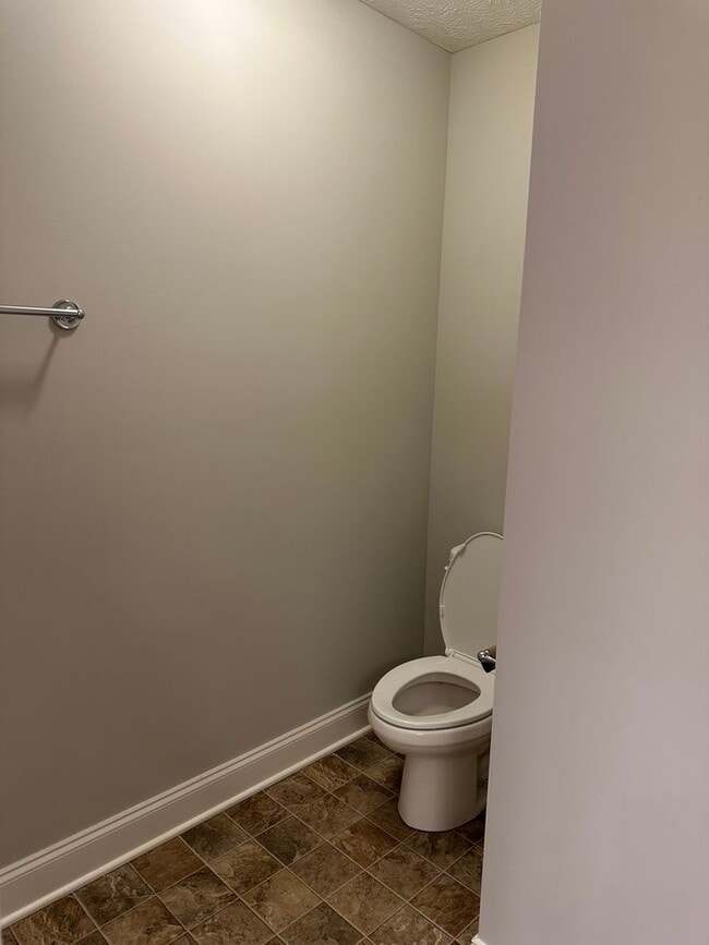 Building Photo - 3 Bedroom, 2 Bath, 2 Car Garage