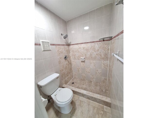 Building Photo - 2011 Bay Dr