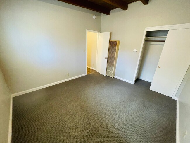 Building Photo - 2 bed 1 bath unit for rent in South Lake Tahoe