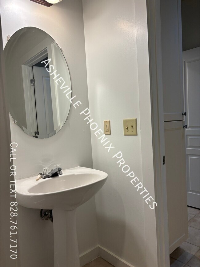 Building Photo - 9 Kenilworth Knls