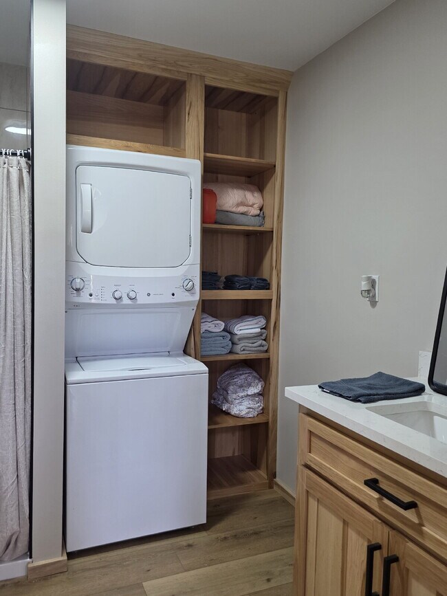 Building Photo - Beautiful peaceful 2/1 for rent! Fully furnished