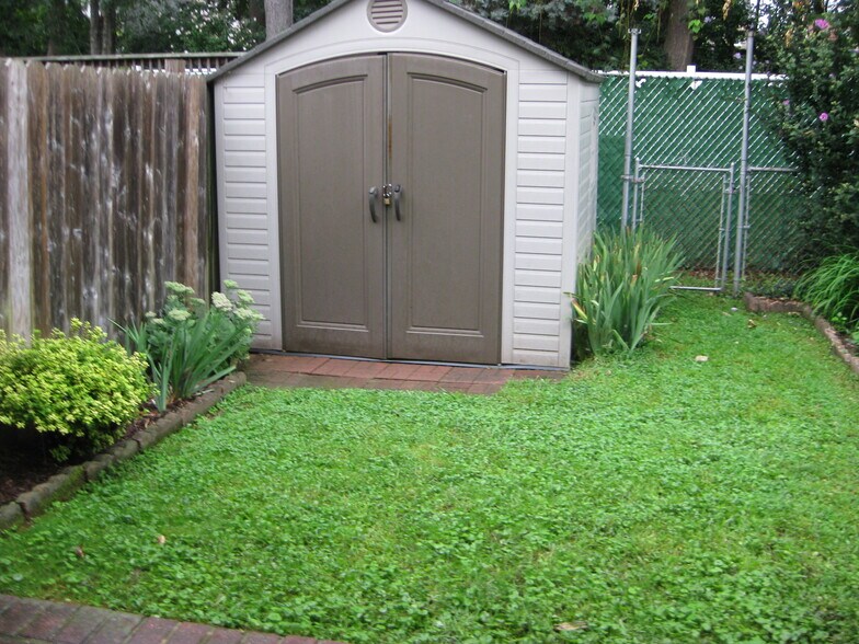 Building Photo - 478 Hermit St