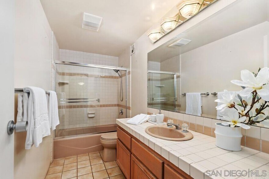 Building Photo - 2500 Torrey Pines Rd