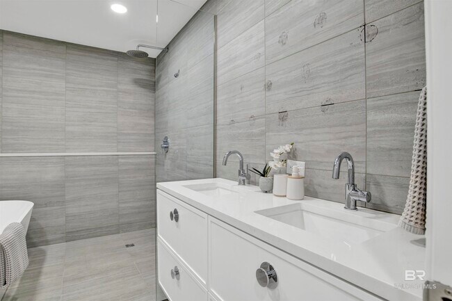 Building Photo - 380 S Church St