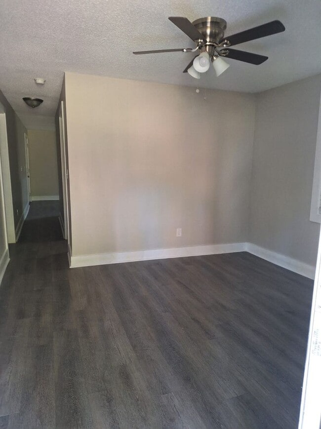 Building Photo - Fully Renovated House