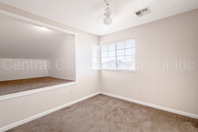 Building Photo - 3 Bedroom/2.5 Bath Home in Silver Creek - $2295 Per Month!