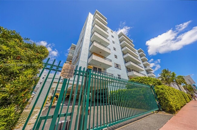 Building Photo - 720 Collins Ave