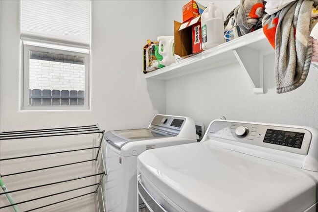 Building Photo - 2614 Vista del Sol