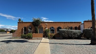 Building Photo - Eastside (Broadway/Harrison) 3 bedroom, 2 bath home, 2 car garage with workshop/storage, a/c and ...