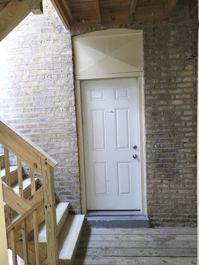 Building Photo - 7207 N Damen Ave