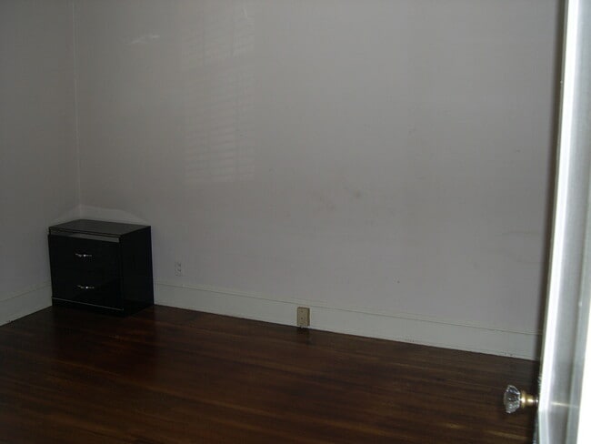 Building Photo - 3 bedroom, 1 bathroom house on Central Ave