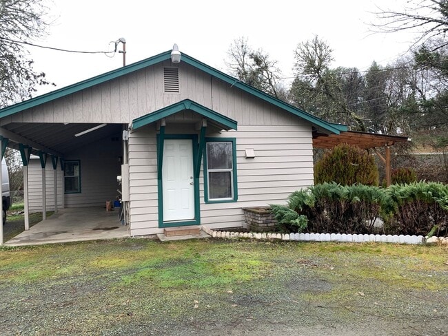 Building Photo - Welcome to this cozy spot 2 bed, 1 bath, remodeled kitchen, washer/dryer hookup, large yard, carp...