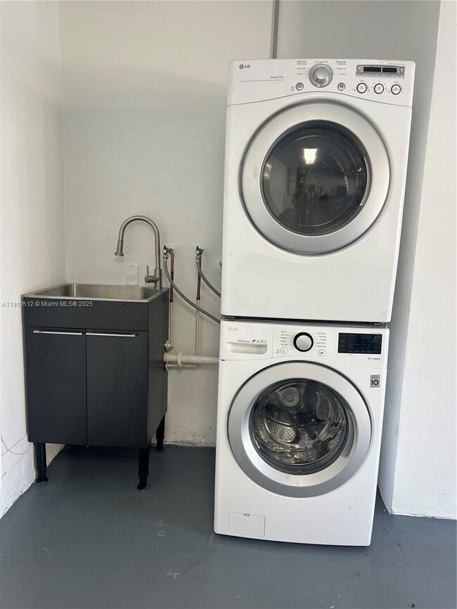 Building Photo - 1393 Majesty Terrace