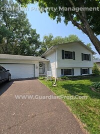 Building Photo - Split Level Home in Roseville Available 8/...