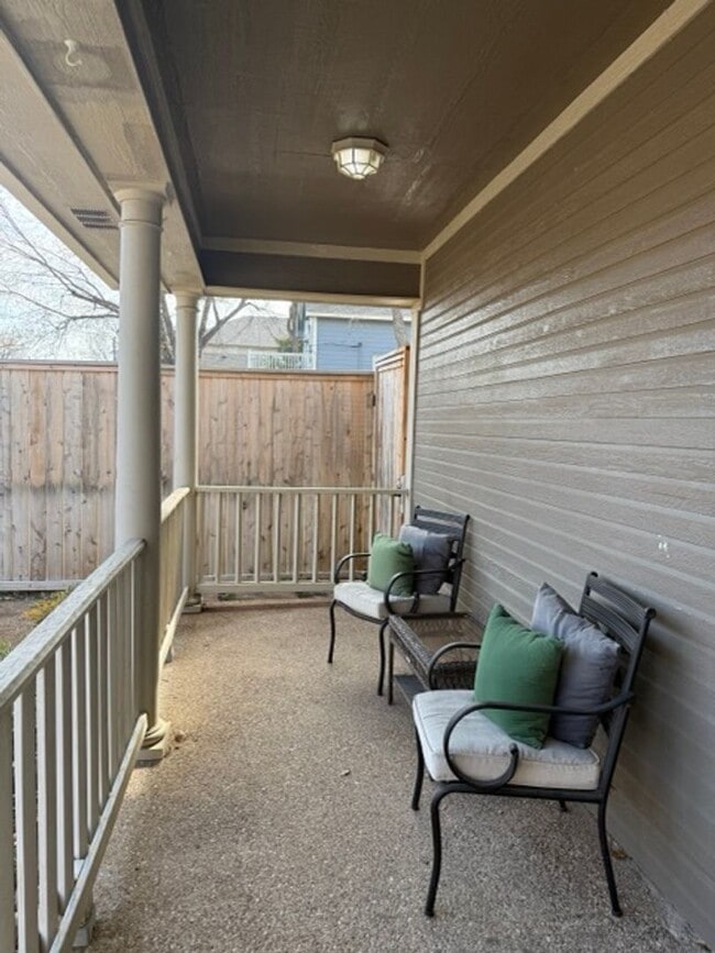 Building Photo - Rare Baylor Bubble Rental | Walk to Campus | 4 Bed / 3 Bath