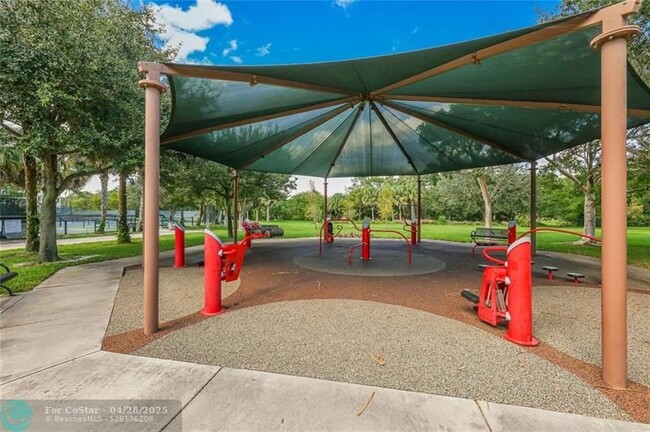 Building Photo - 3150 N Palm Aire Dr
