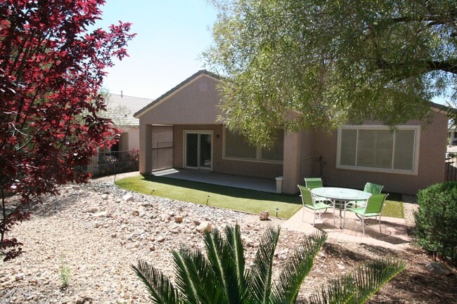 Building Photo - 2 bed w/den, 2 bath, 2 car single story house