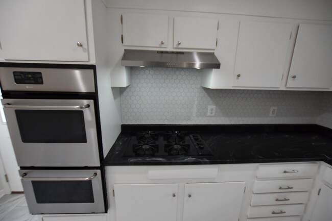 Building Photo - 4015 Heathfield Rd